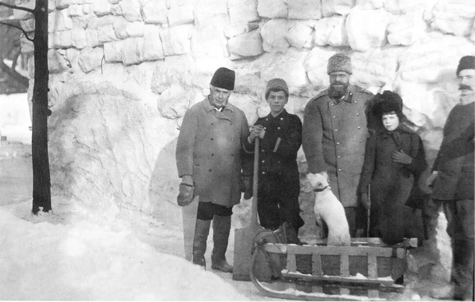 Александр III с детьми Михаилом и Ольгой учителями К Хисом слева и Ф - фото 498