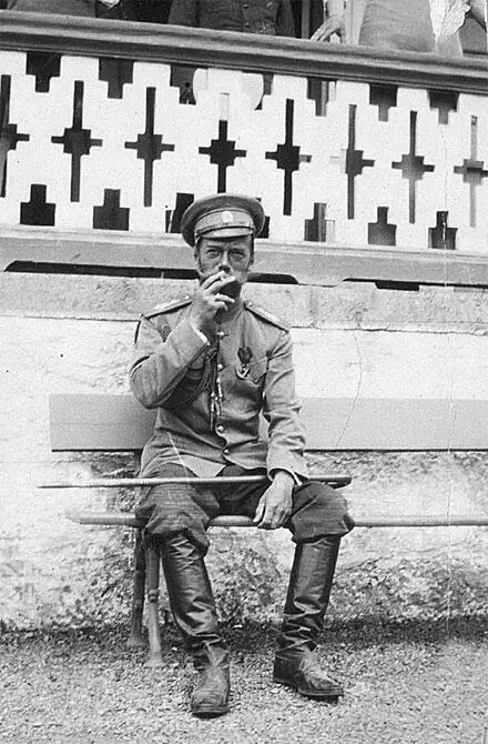 Николай II с папиросой Крым 1916 г Татьяна дает прикурить Ольге - фото 71