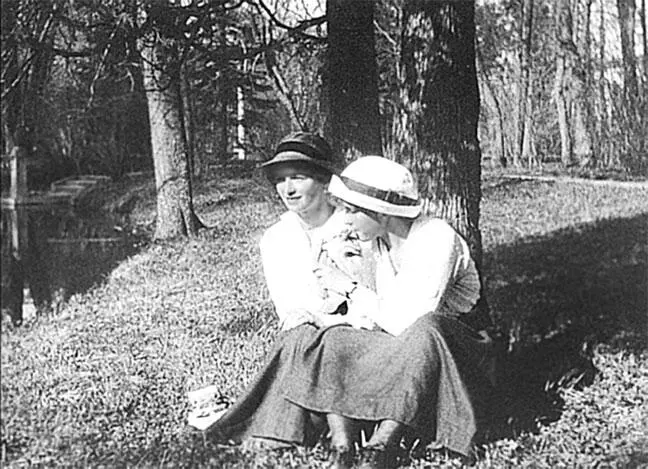 Татьяна дает прикурить Ольге Александровский парк Царское Село 1916 г - фото 72