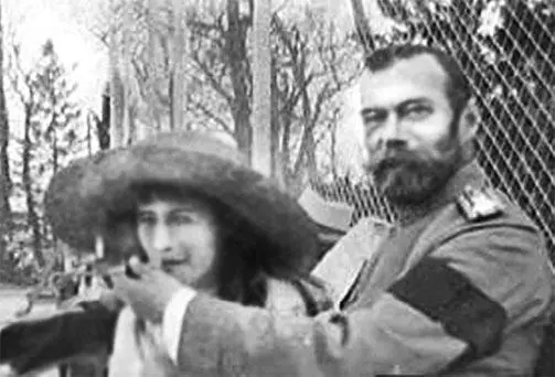 Николай II дает затянуться Анастасии Ливадия 1914 г Николай II и Татьяна - фото 73