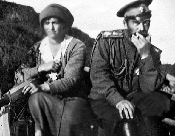 Николай II и Татьяна папироса у Татьяны в левой руке 1916 г Следует - фото 74