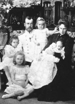 Государь и государыня с дочерьми 1901 г В своей семейной жизни Александра - фото 26