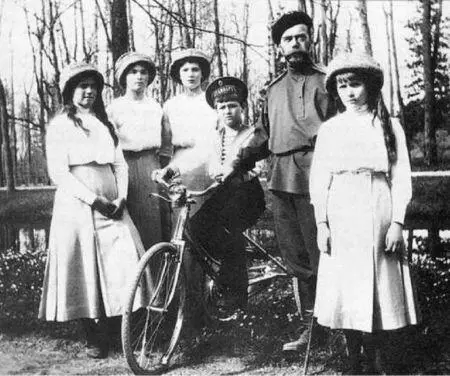 Государь Николай II на прогулке с детьми Царское Село 1912 г Мать которую - фото 34