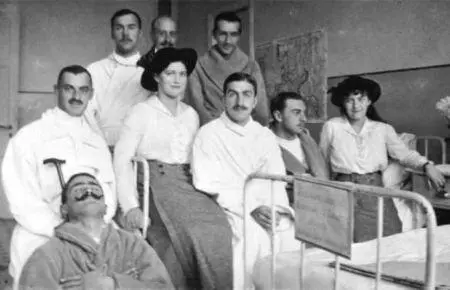 Княжны Мария и Анастасия в госпитале с ранеными Великая княжна Анастасия в - фото 36