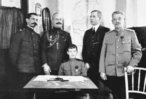 Цесаревич Алексей с учителями слева направо П Жильяр дворцовый комендант - фото 56