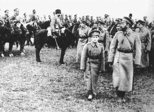 Цесаревич Алексей с отцом на фронте Почти весь 1916 г цесаревич Алексей - фото 58