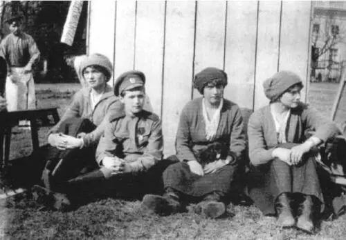 В ссылке в Тобольске 1916 г В последние два десятилетия членами семьи - фото 60