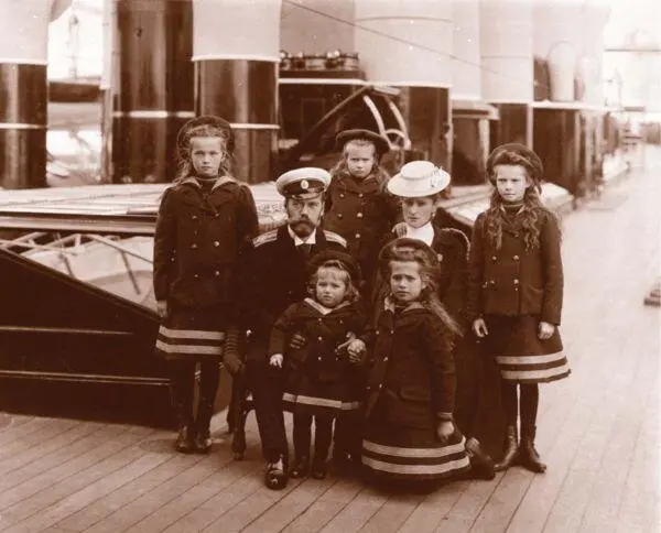 Николай II с семьёй на яхте Штандарт Царская семья 1913 г Примечания - фото 76