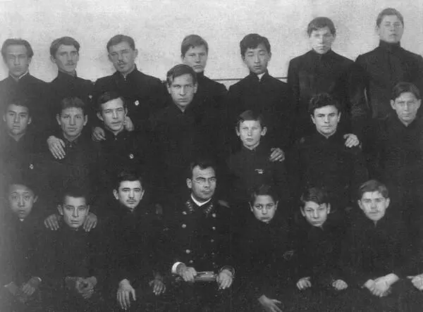 Фадеев третий справа во втором ряду среди учеников ВКУ 1914 г Командующие - фото 9