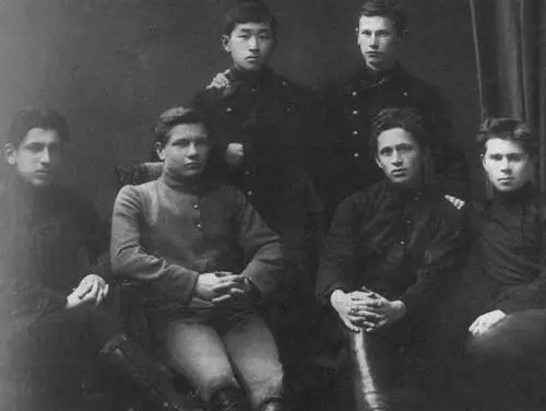 Соколята Стоят Павел Цой и Александр Фадеев сидят Яков Голомбик Петр - фото 12