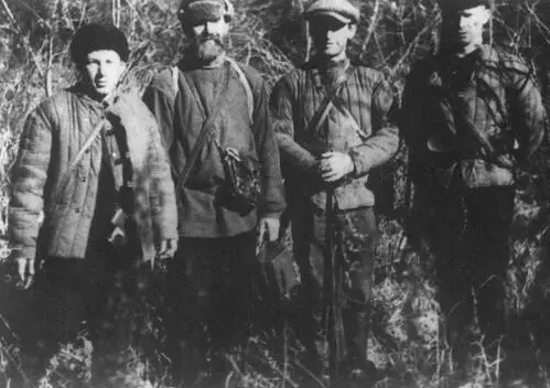 Фадеев второй справа с бывшими партизанами Приморье 1933 г В Приморье - фото 26