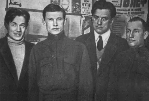 Фадеев на выставке В Маяковского 20 лет работы 1930 г С другом Юрием - фото 32
