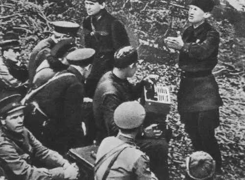 Фадеев выступает перед бойцами Ленинградского фронта 1942 г ГЕРОИ КРАСНОДОНА - фото 43