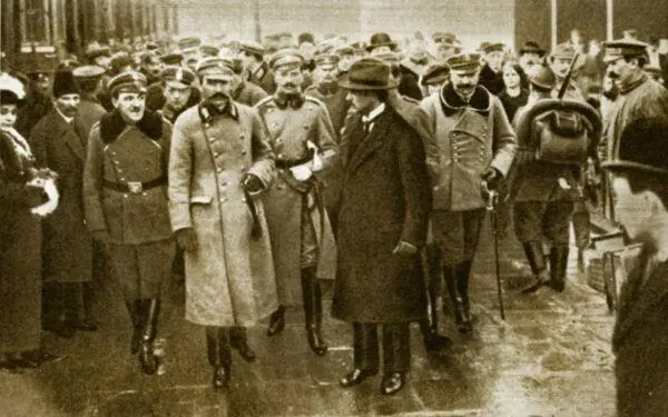 Встреча Юзефа Пилсудского в Варшаве 12 декабря 1916 года Эту фотографию часто - фото 21