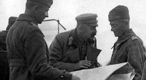 На фронте в 1920 году Слева направо полковник Тадеуш Кутшеба Юзеф - фото 22