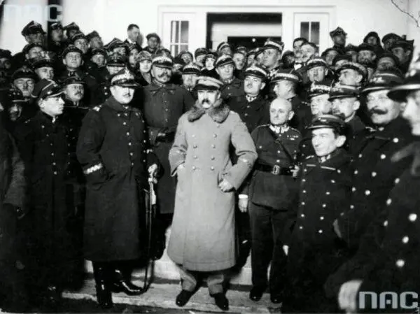 Юзеф Пилсудский с офицерами в Сулеювке 15 ноября 1925 года На мосту - фото 27
