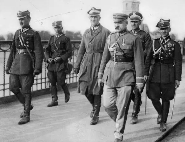 На мосту Понятовского 12 мая 1926 года На первом плане слева направо - фото 28