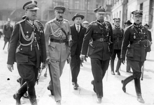 В день президентских выборов 31 мая 1926 года На первом плане справа налево - фото 29