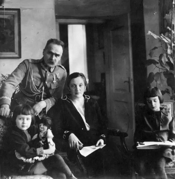 С семьей Март 1928 года С дочерьми в Гдыни Июль 1928 года Слева направо - фото 31