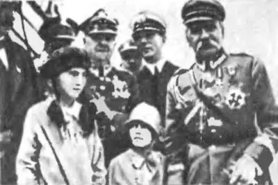 С дочерьми в Гдыни Июль 1928 года Слева направо Ванда Ядвига за ними - фото 32