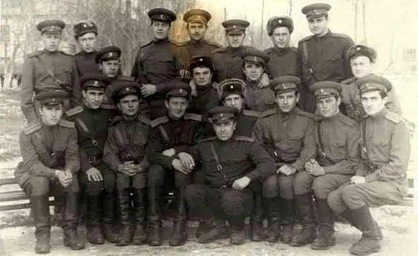 Друзьялейтенанты А Величко В Конин В Кондырев сидят справа налево на - фото 4