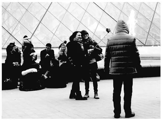 Селфи в Лувре Фотография автора В 2012 году термин селфи вошел в первую - фото 4