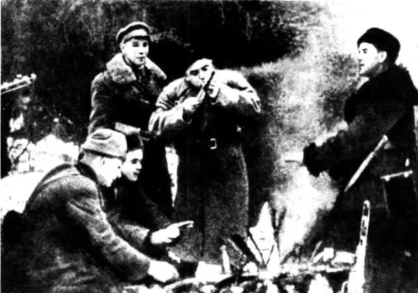 После боя хорошо покурить у партизанского костра На снимке слева направо - фото 30