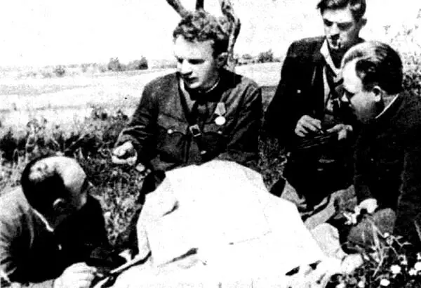 Начальник штаба соединения брестских партизан П В Пронягин ставит боевую - фото 36