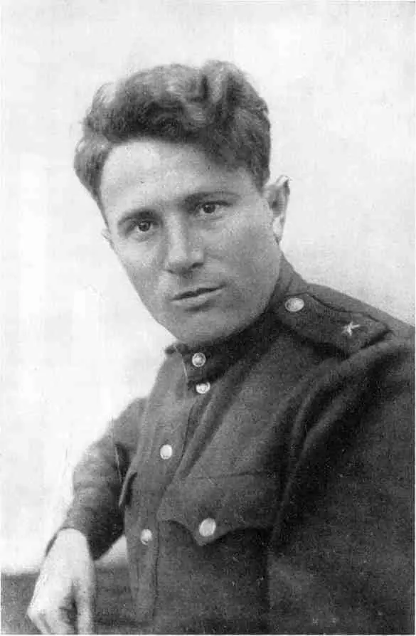Автор этой книги Снимок военных лет На поле боя Санинструктор с - фото 2