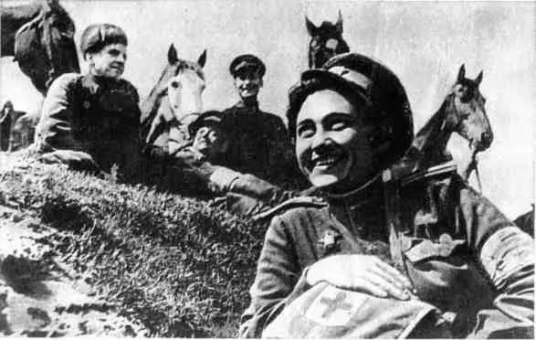 Санинструктор с бойцамиконниками Вывоз раненых с передовой Такие - фото 4