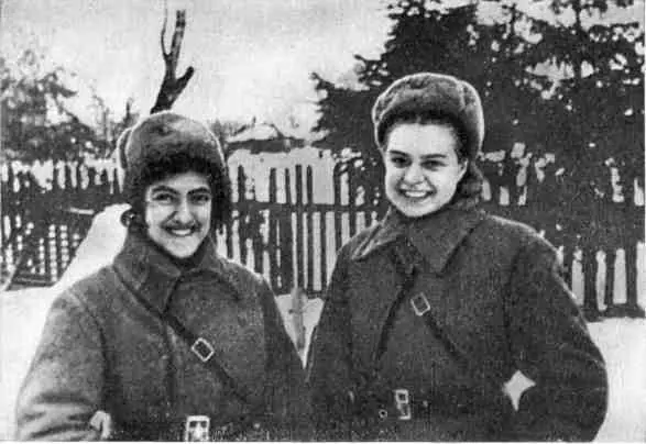 Боевые подруги слева направо Н Адлер и М Высоцкая Заместитель - фото 42