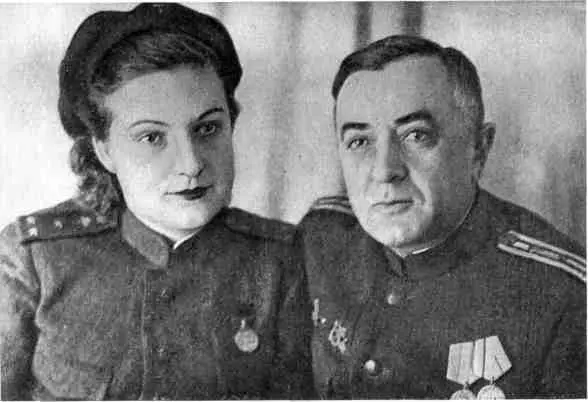 Главный хирург 1го Прибалтийского фронта Г М Гуревич и военный врач Л И - фото 44
