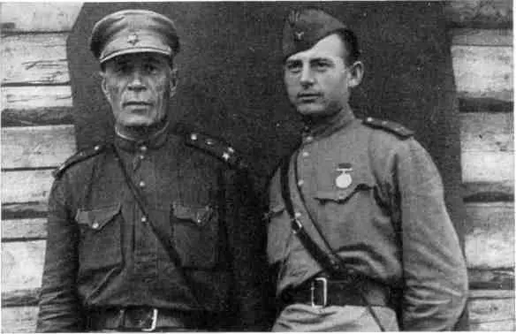 Бывший начальник ХППГ 138 Г Г Иванов слева и начальник штаба этого - фото 54