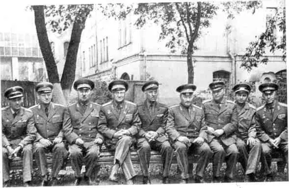 Группа ведущих военных медиков стран социалистического содружества 4й слева - фото 61