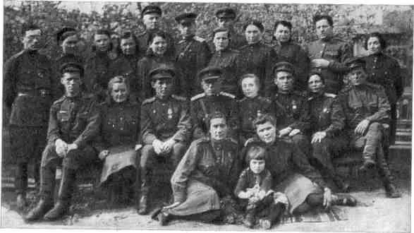 Специалисты эвакогоспиталя 3420 Медсестра перевязывает раненого бойца - фото 7