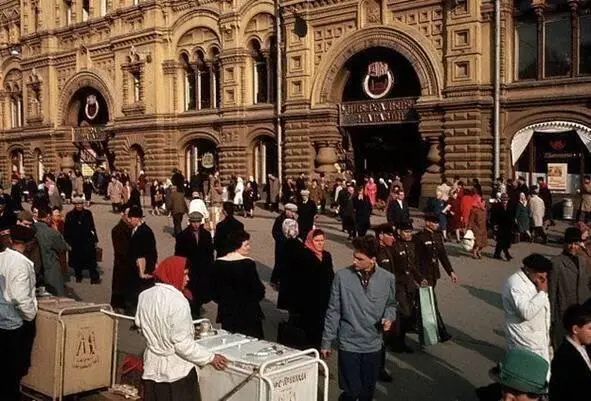У входа в ГУМ конец 60е годы В 1990 годумагазин был акционирован а в 1992 - фото 35