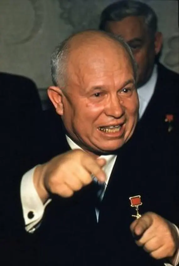 На фото советский лидер Никита Хрущев смещенный соратниками со всех постов в - фото 38