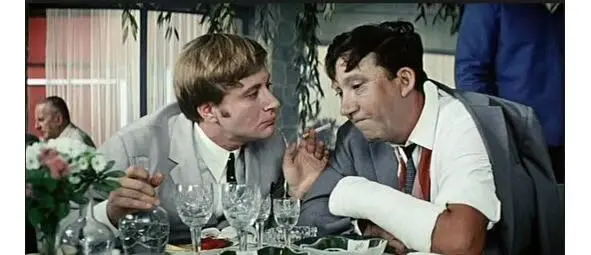 Кадр из фильма Бриллиантовая рука Мосфильм 1968 год Так кого там ловит - фото 95