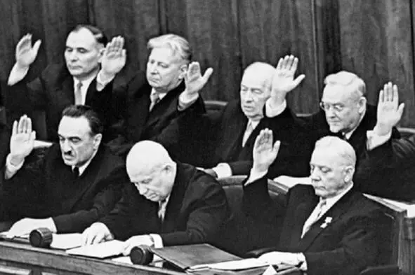 Это фото отлично иллюстрирует смещение Хрущева в октябре 1964 года но самое - фото 97