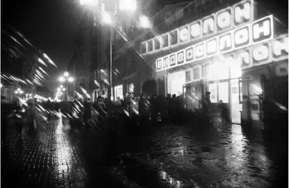 Видеосалон на улице Арбат 1986 год Очередь у фирменного обувного магазина - фото 1