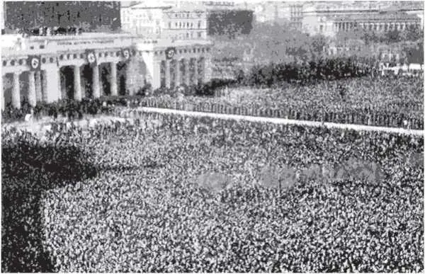 Площадь героев 15 марта 1938 года вид с балкона Нового Хофбурга слева - фото 14