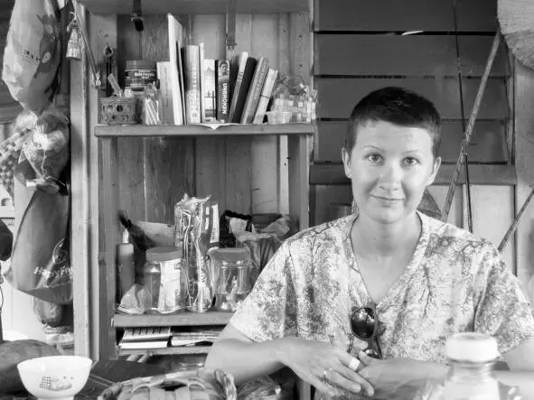 Я сворачиваю фантики для тётушки сидя на террасе Не только тётушка - фото 12