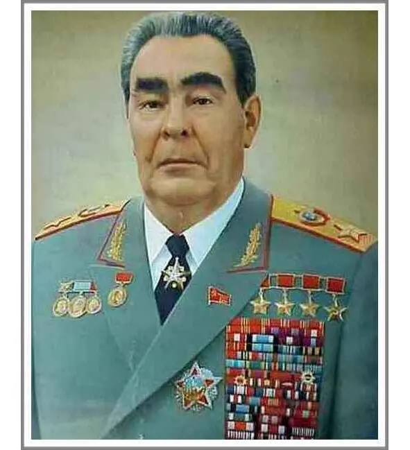 Генеральный секретарь ЦК КПСС Леонид Брежнев в маршальском мундире и с орденом - фото 76