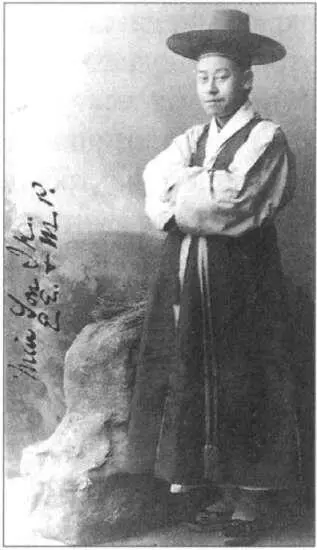 Рис 15 Корейский посол Мин Ёнъик 1883 г Ряд молодых реформаторов в - фото 126