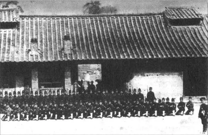 Рис 25 Корейские солдаты с русским инструктором 1897 г Фото из журнала - фото 139