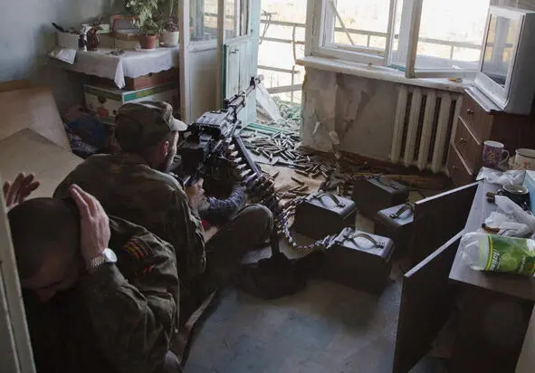 Позиции военных ДНР в жилой квартире в Донецке 2 февраля война докатилась и до - фото 25