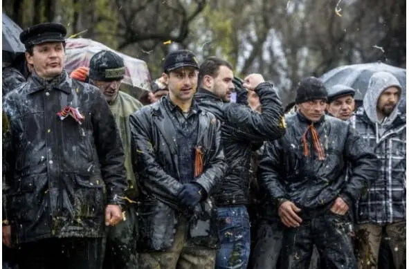 Антимайдановцы Запорожья во время столкновения с промайдановским митингом - фото 5