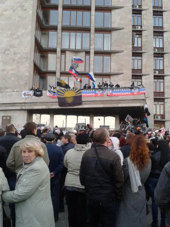 Митинг у Донецкой ОГА в день провозглашения ДНР 7 апреля 2014 г Фото автора В - фото 6