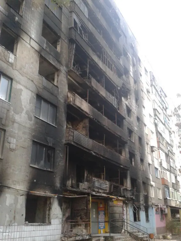 Шахтерск сгоревшая 9этажка Фото автора После начала боев в городе - фото 37