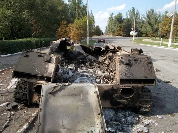 Разбитая украинская техника в центре Шахтерска В то же время как сообщает - фото 38